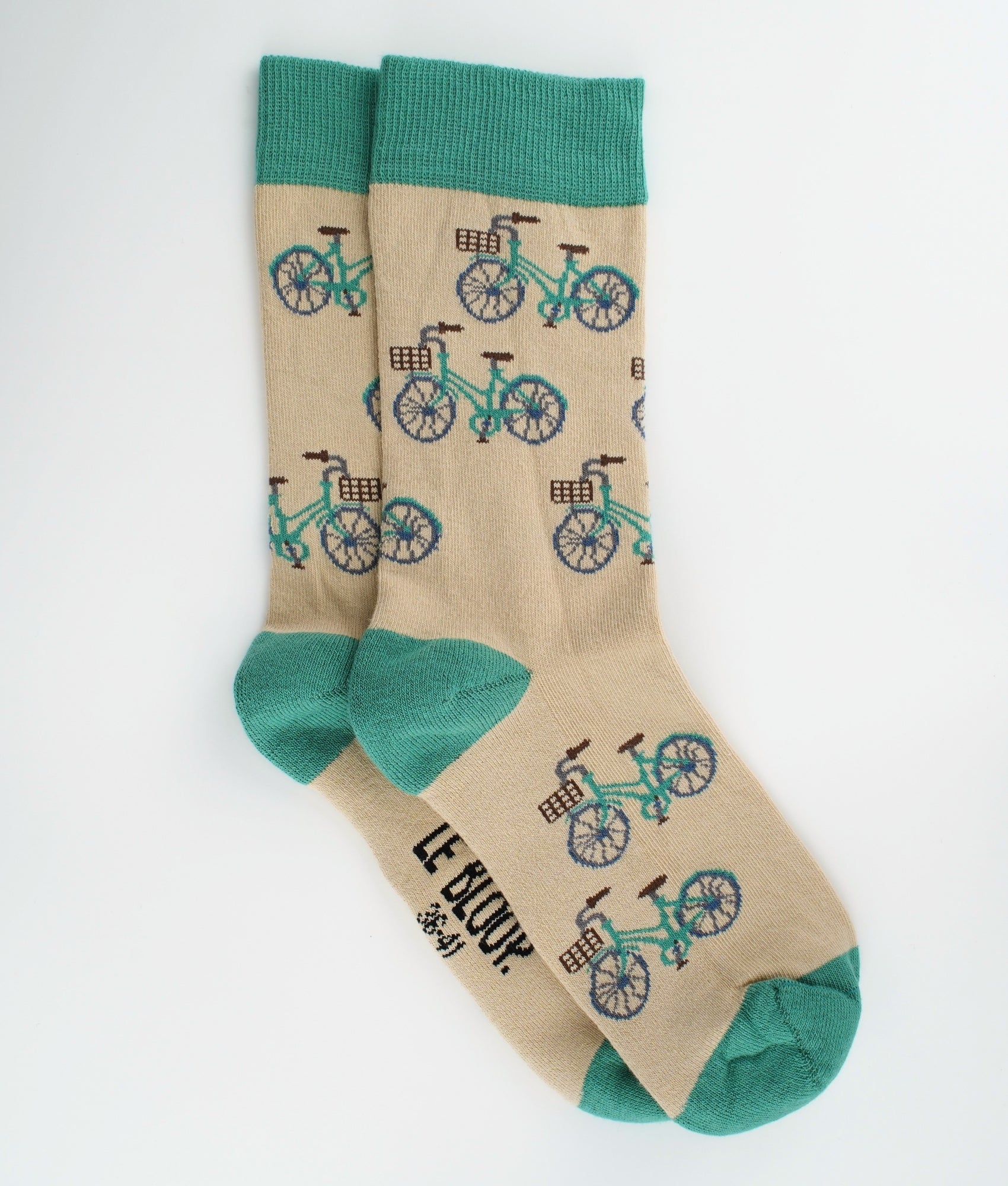 Chaussettes fantaisie vertes et beige en coton biologique à motif de vélos. Fabriquées en Europe, elles allient confort, résistance et finitions plates sans couture pour vous accompagner au quotidien.