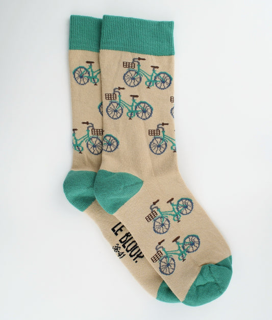Chaussettes fantaisie vertes et beige en coton biologique à motif de vélos. Fabriquées en Europe, elles allient confort, résistance et finitions plates sans couture pour vous accompagner au quotidien.