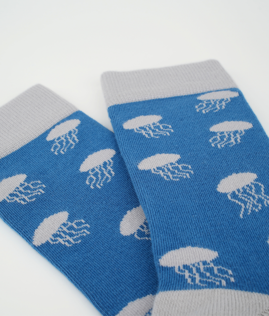 Chaussettes fantaisie en coton biologique bleues avec motif de méduses