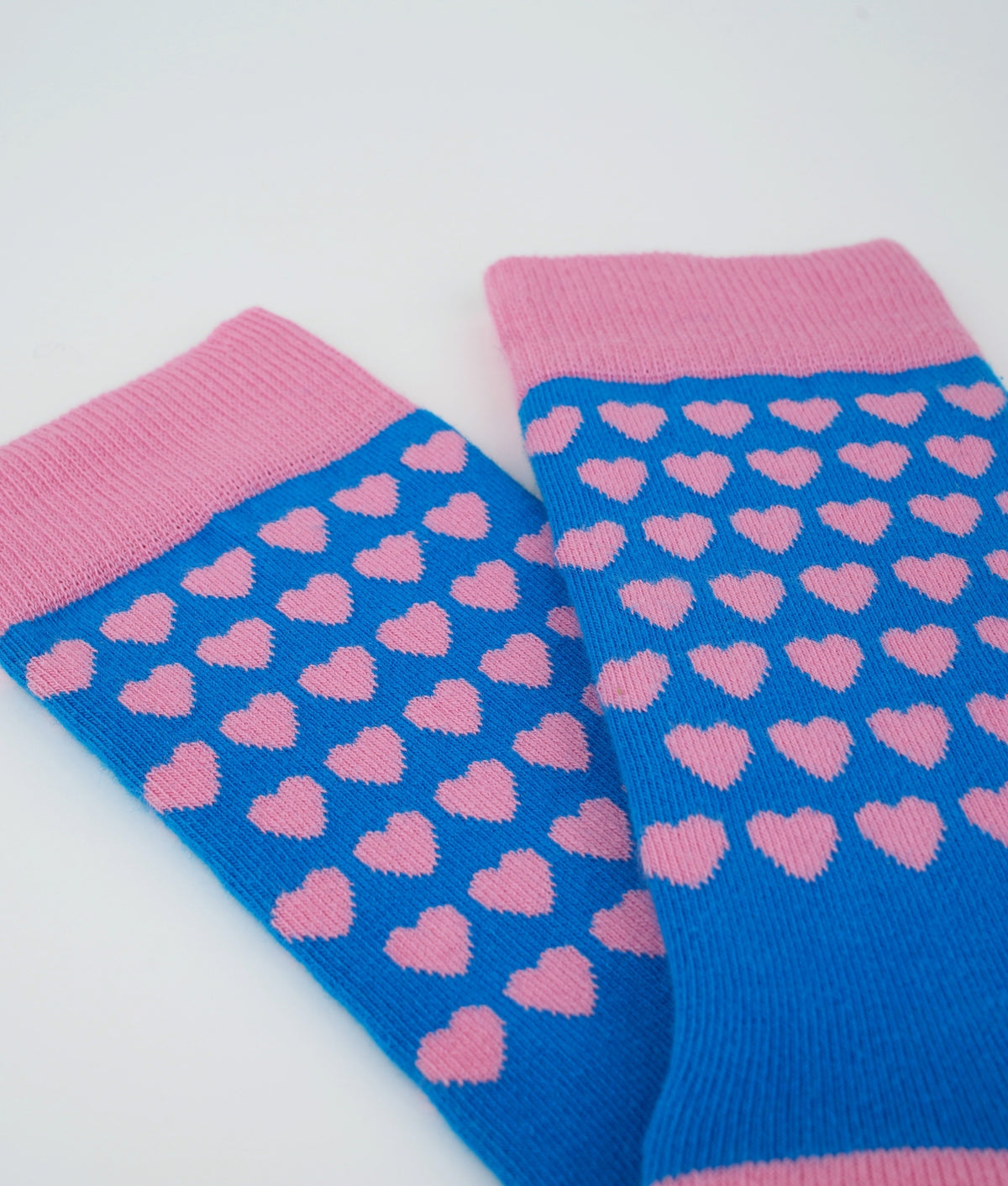 Chaussettes fantaisie roses et bleues à motif de cœurs. Fabriquées en Europe en coton biologique, elles offrent douceur, confort et qualité au quotidien.