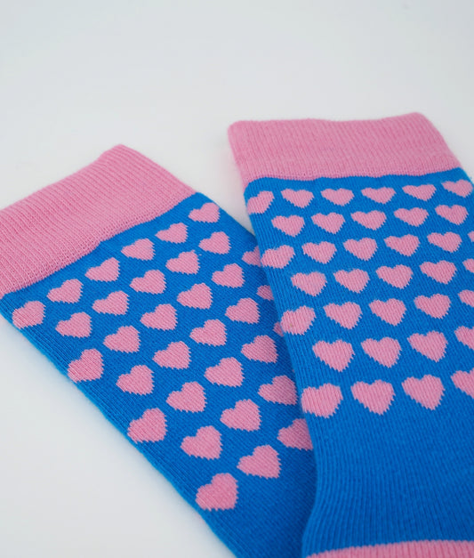 Chaussettes fantaisie roses et bleues à motif de cœurs. Fabriquées en Europe en coton biologique, elles offrent douceur, confort et qualité au quotidien.