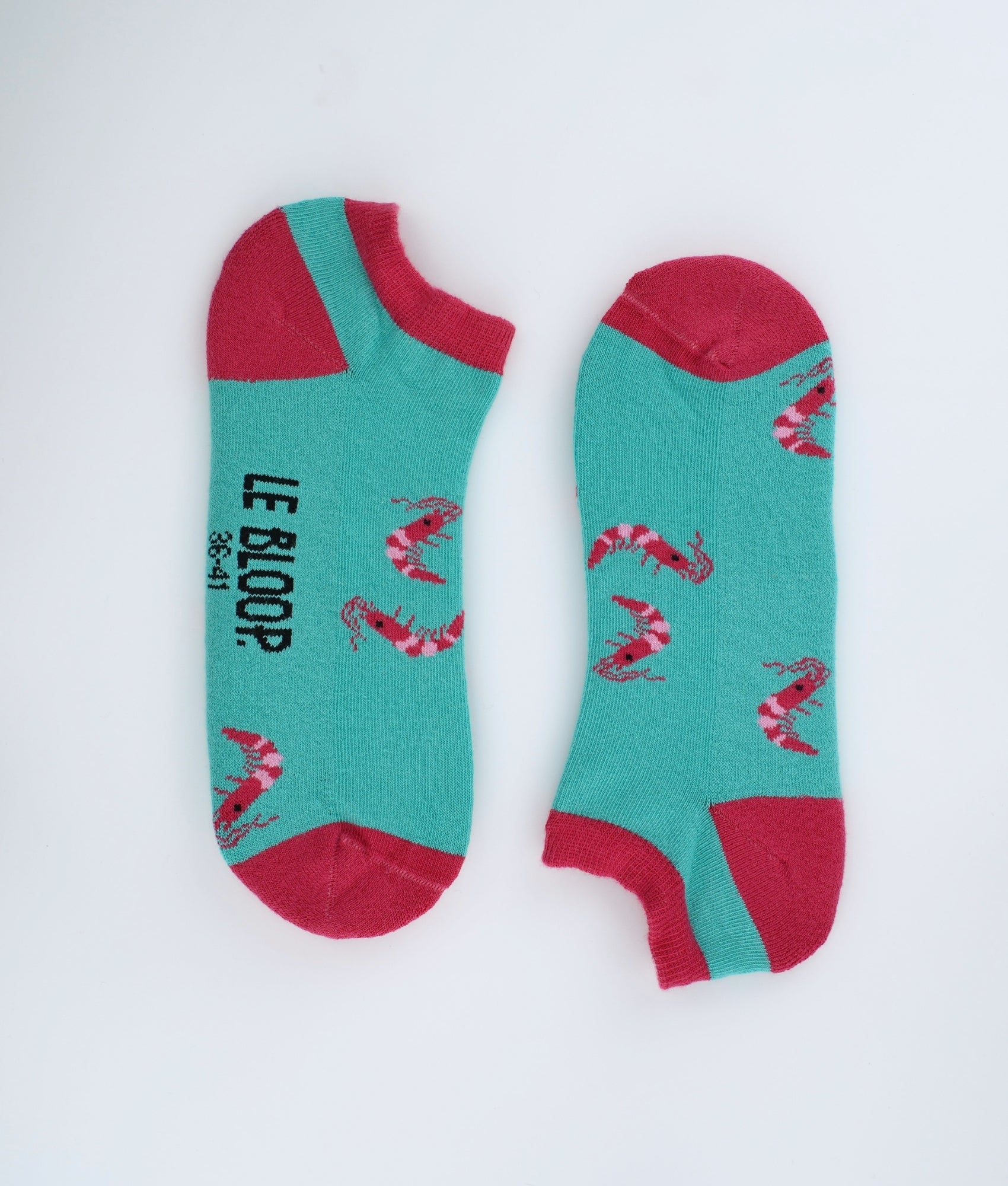 Socquettes fantaisie à motif de crevettes, inspirées de l'univers marin. Fabriquées en Europe en coton biologique, elles allient confort, douceur et originalité pour un style plein de caractère.