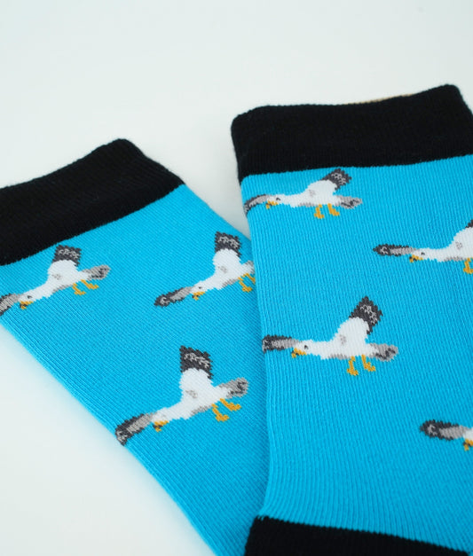 Chaussettes fantaisie bleues et noires à motif de mouettes, inspirées des paysages du bord de mer.