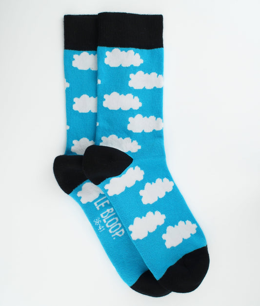 Chaussettes fantaisie bleues à motif de nuages blancs, inspirées des ciels d’été.