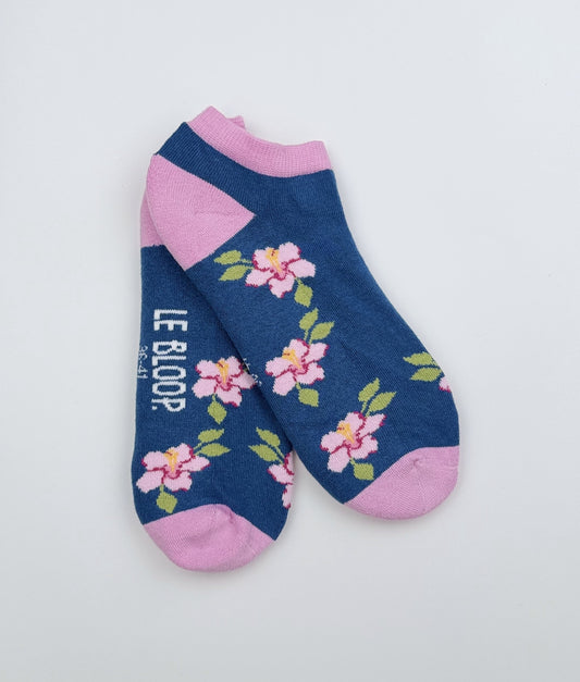 Socquettes fantaisie à motif de roses trémières. Fabriquées en Europe en coton biologique, elles célèbrent l'esprit des jardins de bord de mer avec confort, douceur et originalité.
