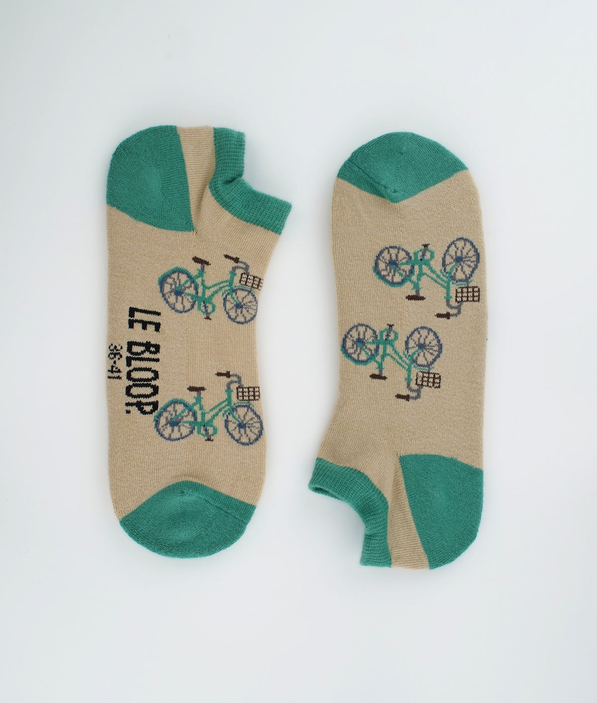 Socquettes fantaisie beiges à motif de vélos. Fabriquées en Europe en coton biologique.