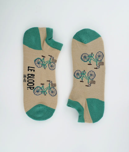 Socquettes fantaisie beiges à motif de vélos. Fabriquées en Europe en coton biologique.
