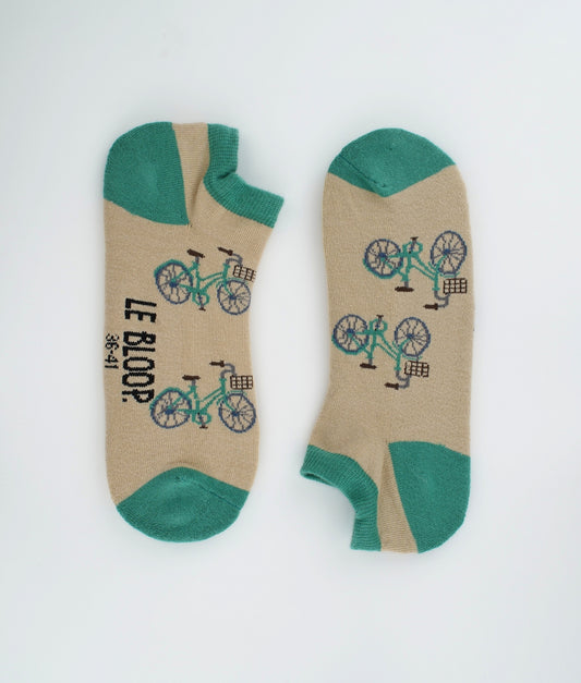 Socquettes fantaisie beiges à motif de vélos. Fabriquées en Europe en coton biologique.