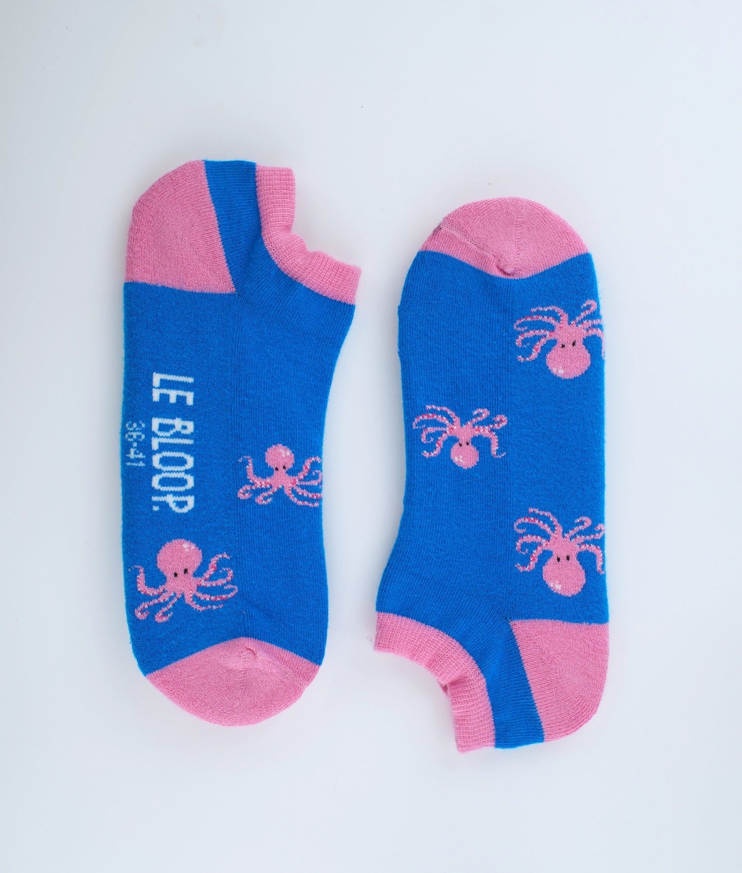 Socquettes fantaisie bleues et roses à motif de pieuvres. Fabriquées en Europe en coton biologique, elles offrent légèreté, confort et une touche originale inspirée de l'univers marin.
