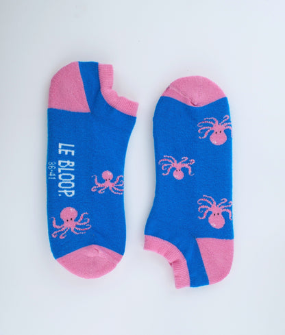 Socquettes fantaisie bleues et roses à motif de pieuvres. Fabriquées en Europe en coton biologique, elles offrent légèreté, confort et une touche originale inspirée de l'univers marin.
