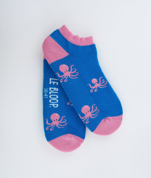 Socquettes fantaisie bleues et roses à motif de pieuvres. Fabriquées en Europe en coton biologique, elles apportent une touche marine colorée tout en offrant confort, légèreté et douceur au quotidien.
