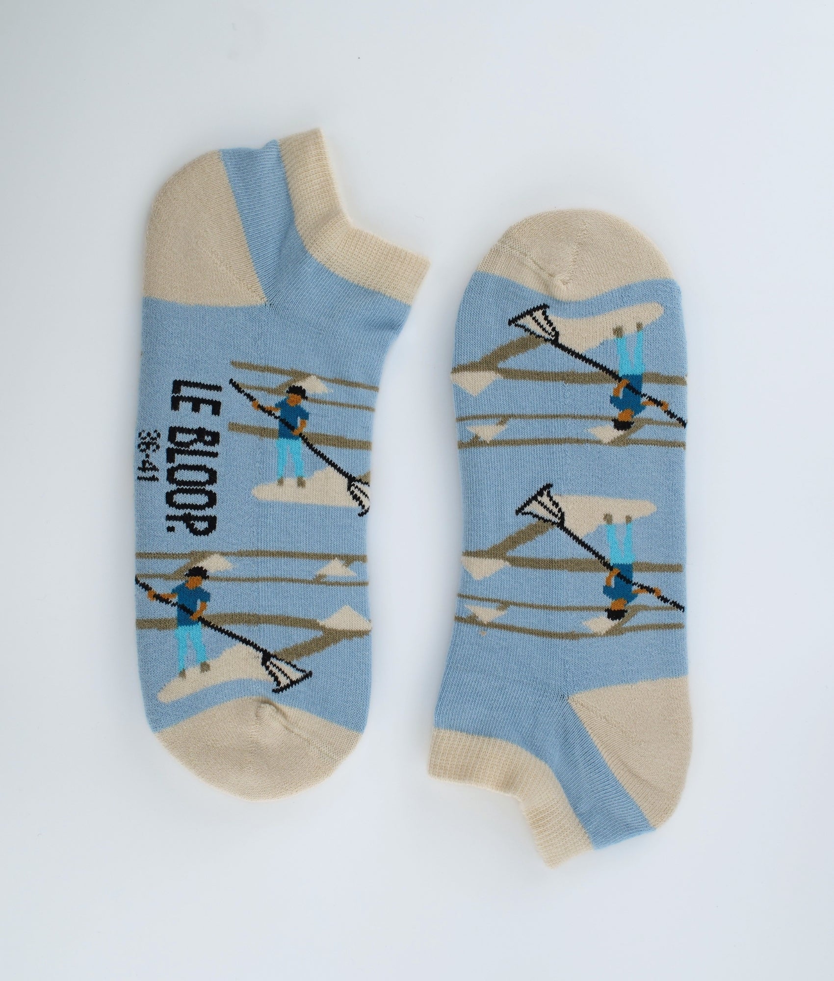 Socquettes fantaisie à motif de sauniers des marais salants. Fabriquées en Europe en coton biologique, elles rendent hommage au savoir-faire local avec confort, douceur et originalité.