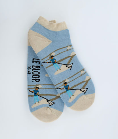 Socquettes fantaisie à motif de sauniers des marais salants. Fabriquées en Europe en coton biologique, elles rendent hommage au savoir-faire local avec confort, douceur et originalité.