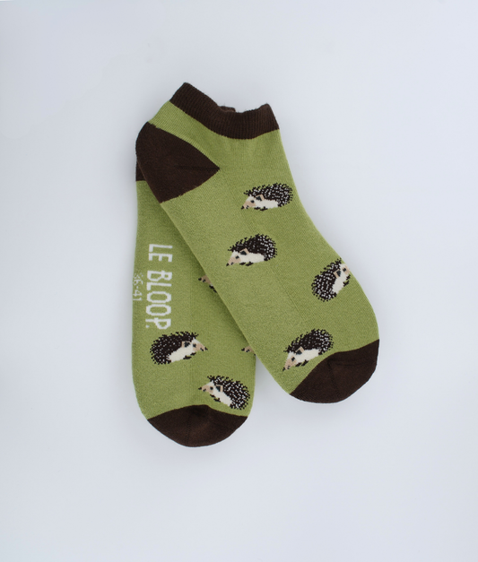 Socquettes fantaisie en coton biologique vertes et marron avec motif de hérissons
