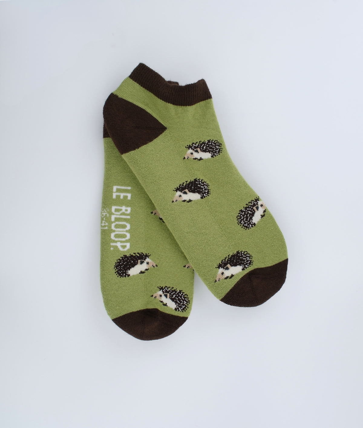 Socquettes fantaisie vertes à motif de hérissons. Confectionnées en Europe en coton biologique, elles apportent une touche nature et originale tout en offrant confort, douceur et résistance au quotidien.
