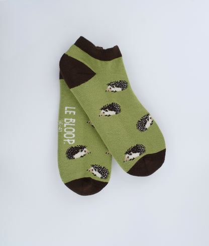 Socquettes fantaisie vertes à motif de hérissons. Confectionnées en Europe en coton biologique, elles apportent une touche nature et originale tout en offrant confort, douceur et résistance au quotidien.