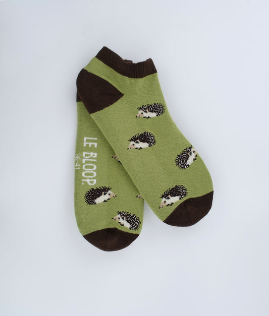 Socquettes fantaisie vertes à motif de hérissons. Confectionnées en Europe en coton biologique, elles apportent une touche nature et originale tout en offrant confort, douceur et résistance au quotidien.