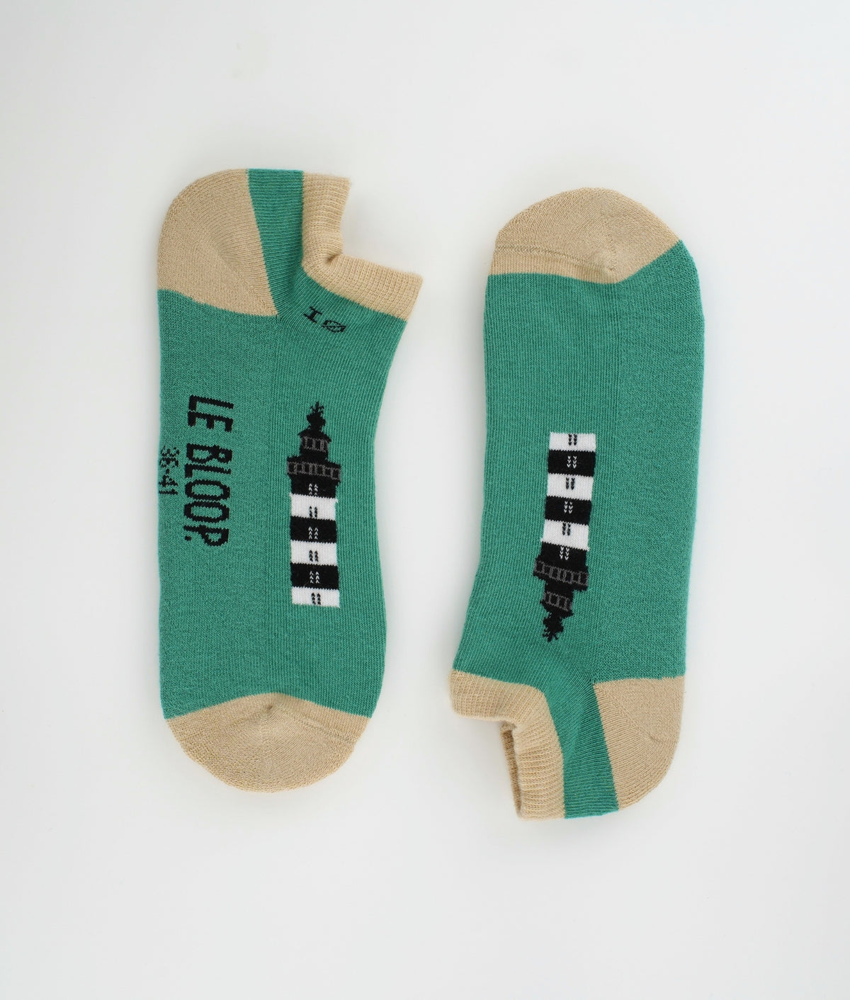 Socquettes fantaisie vertes à motif de phares du bord de mer. Fabriquées en Europe en coton biologique, elles célèbrent l'univers marin avec un style original, confortable et durable au quotidien.
